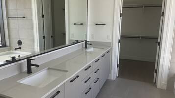 Combined shower/tub, hair dryer, towels