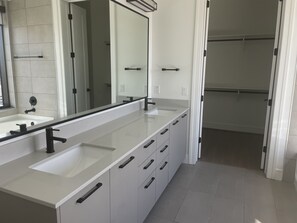 シャワー付き浴槽、ヘアドライヤー、タオル