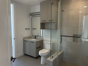 シャワー付き浴槽、ヘアドライヤー、タオル