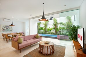 Royal 3 Bedroom Villa with Private Pool | Area keluarga | Televisi LED 50-inci dengan saluran TV satelit dan Netflix