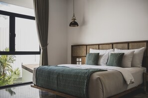 Royal 3 Bedroom Villa with Private Pool & Waterslide | 迷你吧、房內夾萬、獨特裝修、書桌
