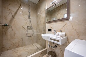 Bathtub, jetted bath, hair dryer, bidet
