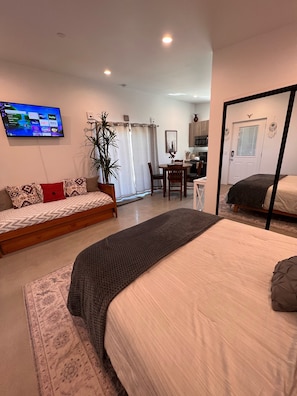 1 slaapkamer, een strijkplank/strijkijzer, gratis wifi, beddengoed