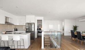 Fridge, microwave, oven, stovetop - Beachside Getaway - short stroll to beach and shops. Pet friendly with approval (Inverloch)
