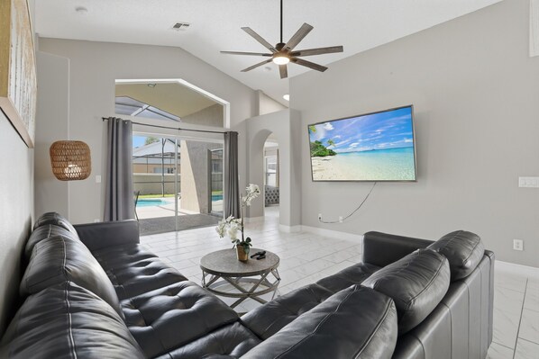 Smart TV, computer monitors - 2.5 miles to Disney-Heated pool, 4bed, 3bath Villa (Four Corners)