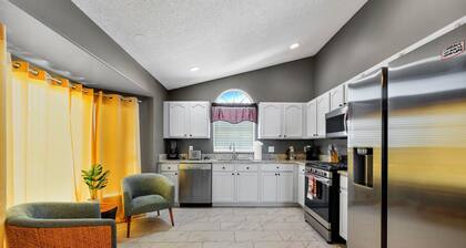 2.5 miles to Disney-Heated pool, 4bed, 3bath Villa