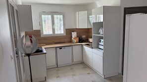 Fridge, microwave, oven, stovetop - Property in Lorgues, surrounded by the vineyards of Provence (Lorgues)
