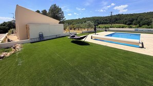 A swimming pool with a clear blue water surface, a grassy lawn, and a hammock. - Provençal farmhouse for 12 people · 10x5 pool · 6 bedrooms/6 bathrooms · Air conditioning (Lorgues)