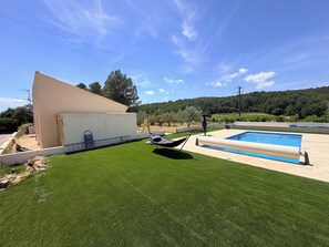 A swimming pool with a clear blue water surface, a grassy lawn, and a hammock. - Provençal farmhouse for 12 people · 10x5 pool · 6 bedrooms/6 bathrooms · Air conditioning (Lorgues)