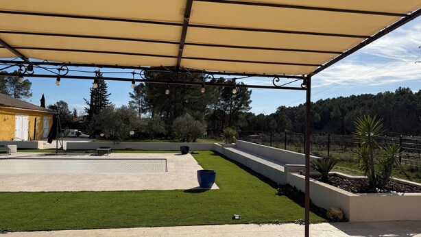 A covered outdoor area with a patio, a lawn, and a fence. - Provençal farmhouse for 12 people · 10x5 pool · 6 bedrooms/6 bathrooms · Air conditioning (Lorgues)