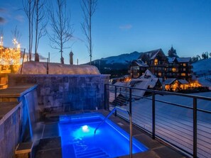 Una piscina cubierta, una piscina al aire libre