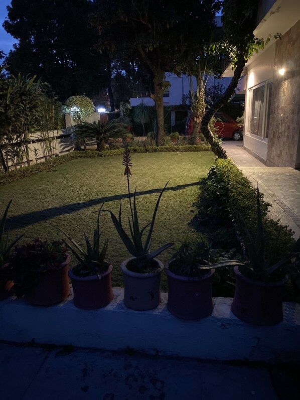 Property grounds - 15 minutes walk to The Centaurus Mall Islamabad. Center heart of city (Islamabad)