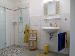 Dusche, Haartrockner, Handtücher, Seife
