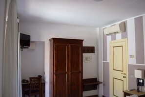 Traditional Double Room | 1 bedroom, hypo-allergenic bedding, down duvets, desk
