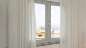 Traditional Room, 1 Queen Bed | Hypo-allergenic bedding, down duvets, desk, free WiFi