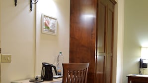 Uma área de refeições com uma mesa de madeira, uma cadeira, um armário e um telefone.