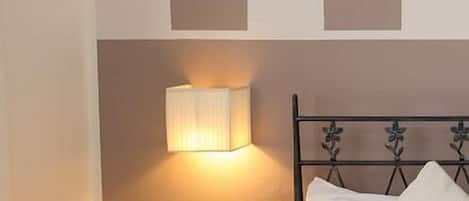 Traditional Room, 1 Queen Bed | Hypo-allergenic bedding, down comforters, desk, free WiFi