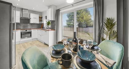 Stylish 2 bed house with parking & WIFI