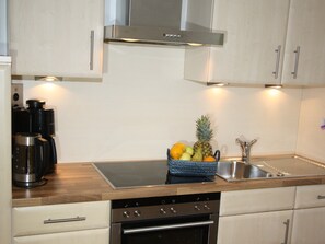Kühlschrank, Mikrowelle, Ofen, Geschirrspüler