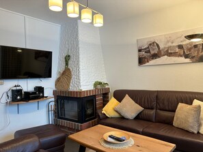 Televisión y chimenea 