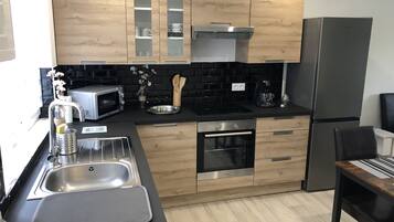 Kühlschrank, Mikrowelle, Ofen, Herdplatte