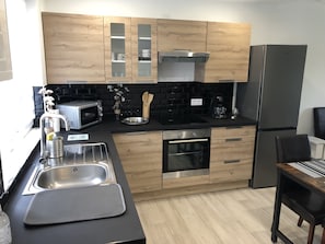 Kühlschrank, Mikrowelle, Ofen, Herdplatte