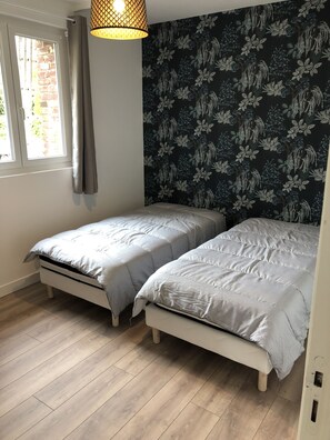 2 habitaciones, tabla de planchar con plancha y cuna de viaje 