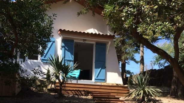 A house with a wooden staircase leading to a door with blue shutters. - Quiet house between ocean and Bassin d'Arcachon (Cap-Ferret)
