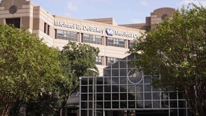 Een gebouw met de tekst 'Michael E. DeBakey Medical Center'.
