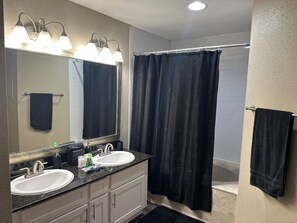 Combined shower/bathtub, hair dryer, towels, soap - Spacious Apt. near MED-CTR-NRG-DOWNTOWN-GALLERIA (Houston)
