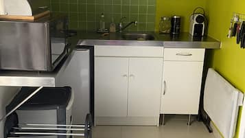 Microondas, cafetera o tetera y utensilios de cocina