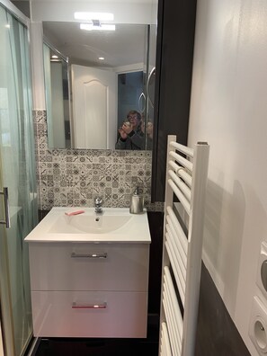 Douche, sèche-cheveux, serviettes fournies