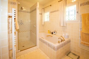 Combined shower/bathtub, hair dryer, towels, toilet paper - Mougins Magnificent Villa with Pool and Tennis (Mougins)