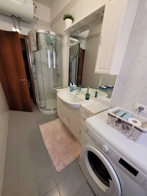 Dusche, Haartrockner, Bidet, Handtücher