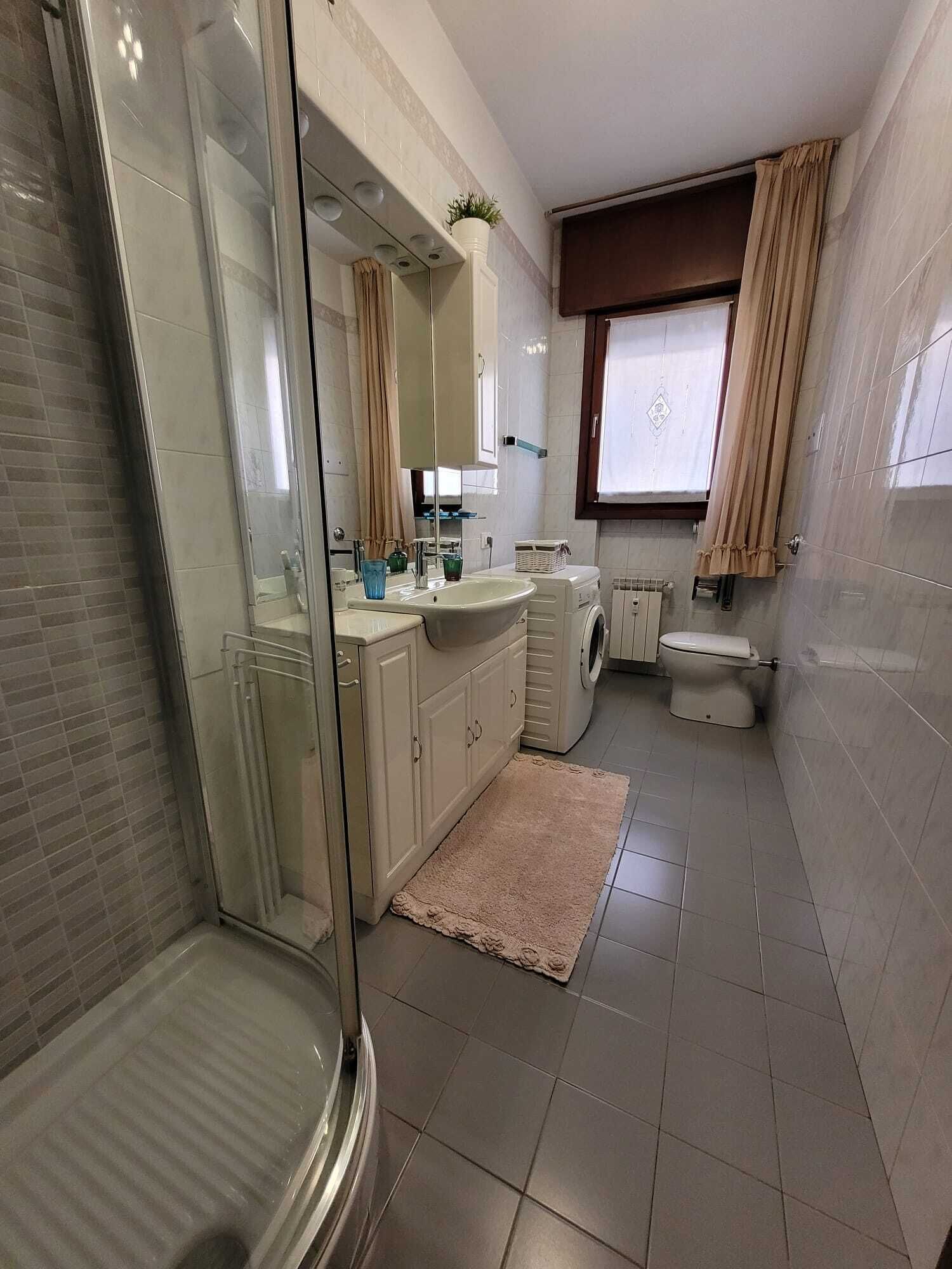 Een douche, een haardroger, een bidet, handdoeken