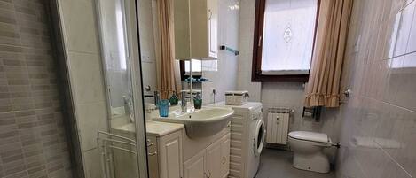 Dusche, Haartrockner, Bidet, HandtĂŒcher