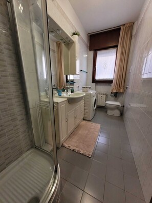 Dusche, Haartrockner, Bidet, Handtücher