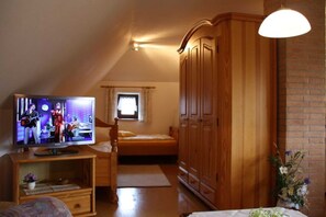 1 bedroom, desk, WiFi