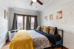 5 bedrooms, iron/ironing board, travel cot, free WiFi - 𖤓Blue Storefront 2000sqft Sale Arcade, Pooltable, Foosball, State Fair𖤓 (Milwaukee)