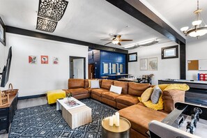 Smart TV, video games, table football, ping pong - 𖤓Blue Storefront 2000sqft Sale Arcade, Pooltable, Foosball, State Fair𖤓 (Milwaukee)