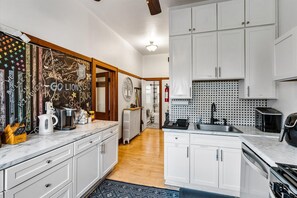 Réfrigérateur, four à micro-ondes, un four, surface de cuisson