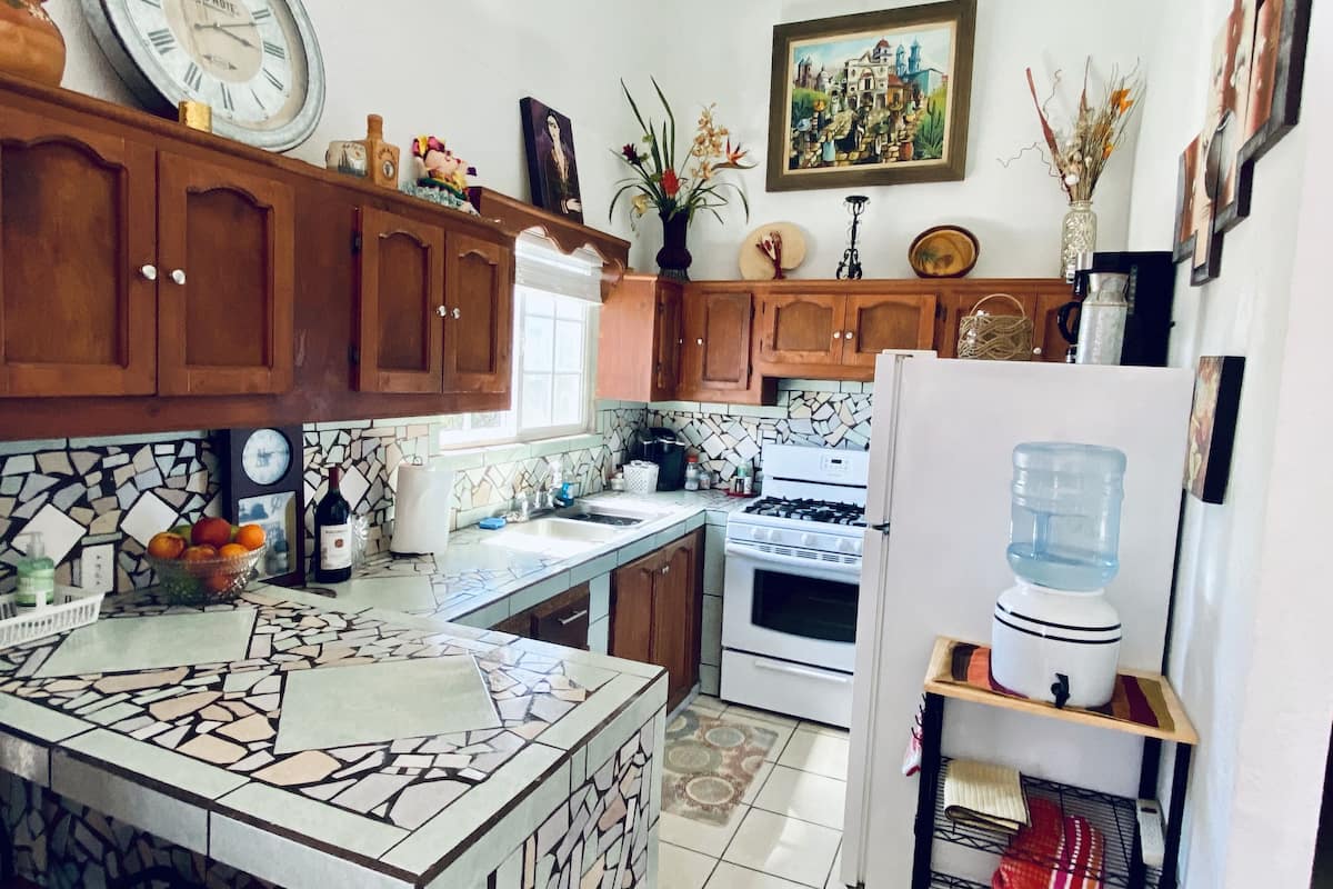 Departamento de diseñador, 2 habitaciones, frente al mar | Cocina privada | Refrigerador con congelador, microondas, tostadora y licuadora