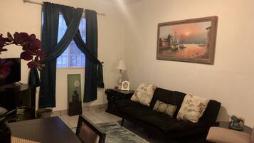 Departamento Confort | Área de sala de estar | Televisión de 32 pulgadas con canales digitales, Netflix y juguetes