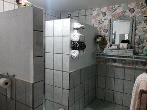 Bathtub, free toiletries, hair dryer, towels - Cozy Apartments (Playas de Rosarito)