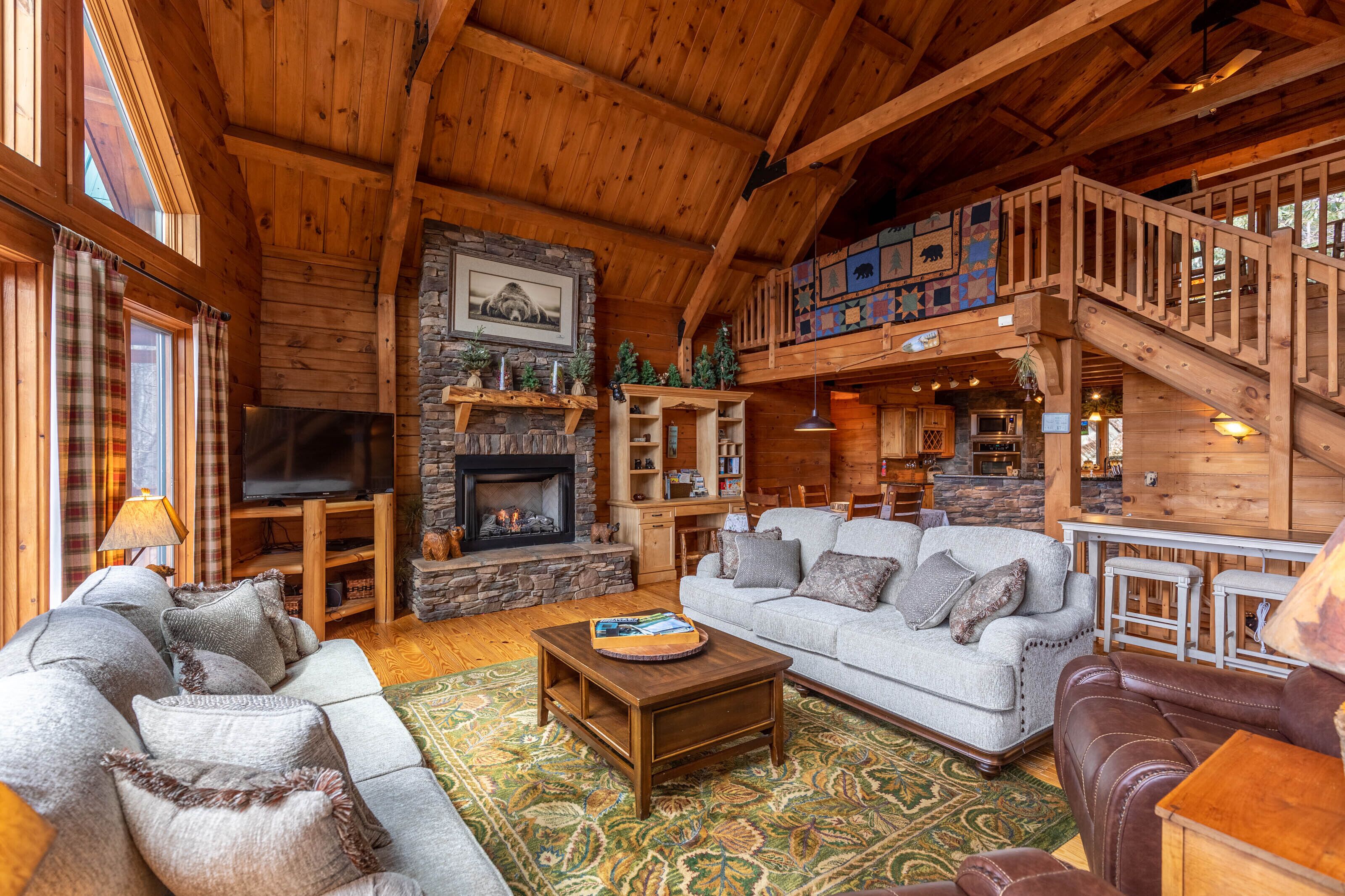 Beary Relaxing Cabin - Big views, two kitchens, hot tub, game table