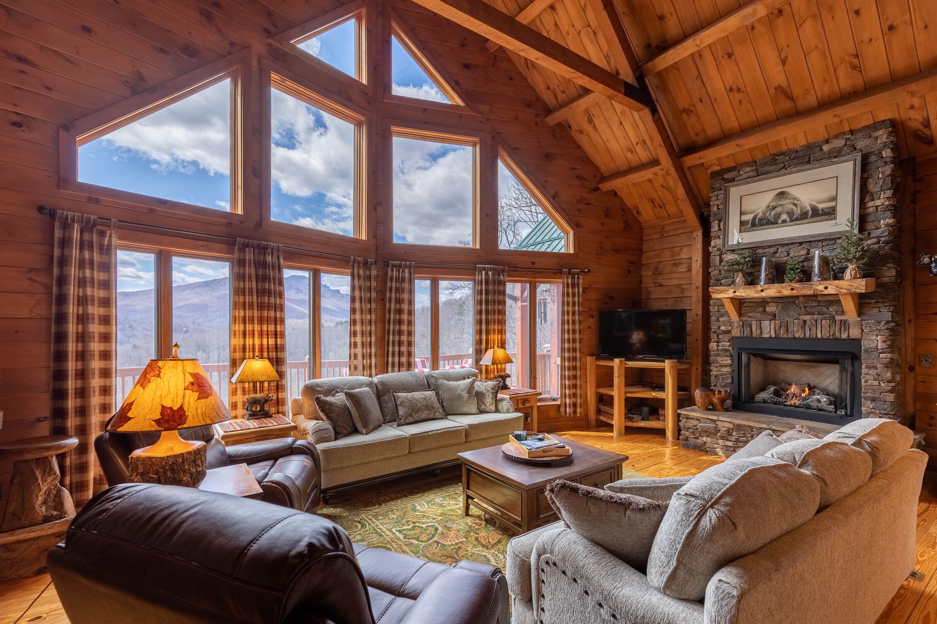 Beary Relaxing Cabin - Big views, two kitchens, hot tub, game table