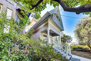 Exterior - Welcome to our beautiful house with everything you need to enjoy the city! (Oakland)