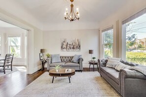 Smart TV - Welcome to our beautiful house with everything you need to enjoy the city! (Oakland)