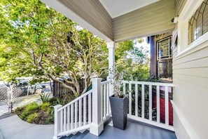 Property grounds - Welcome to our beautiful house with everything you need to enjoy the city! (Oakland)