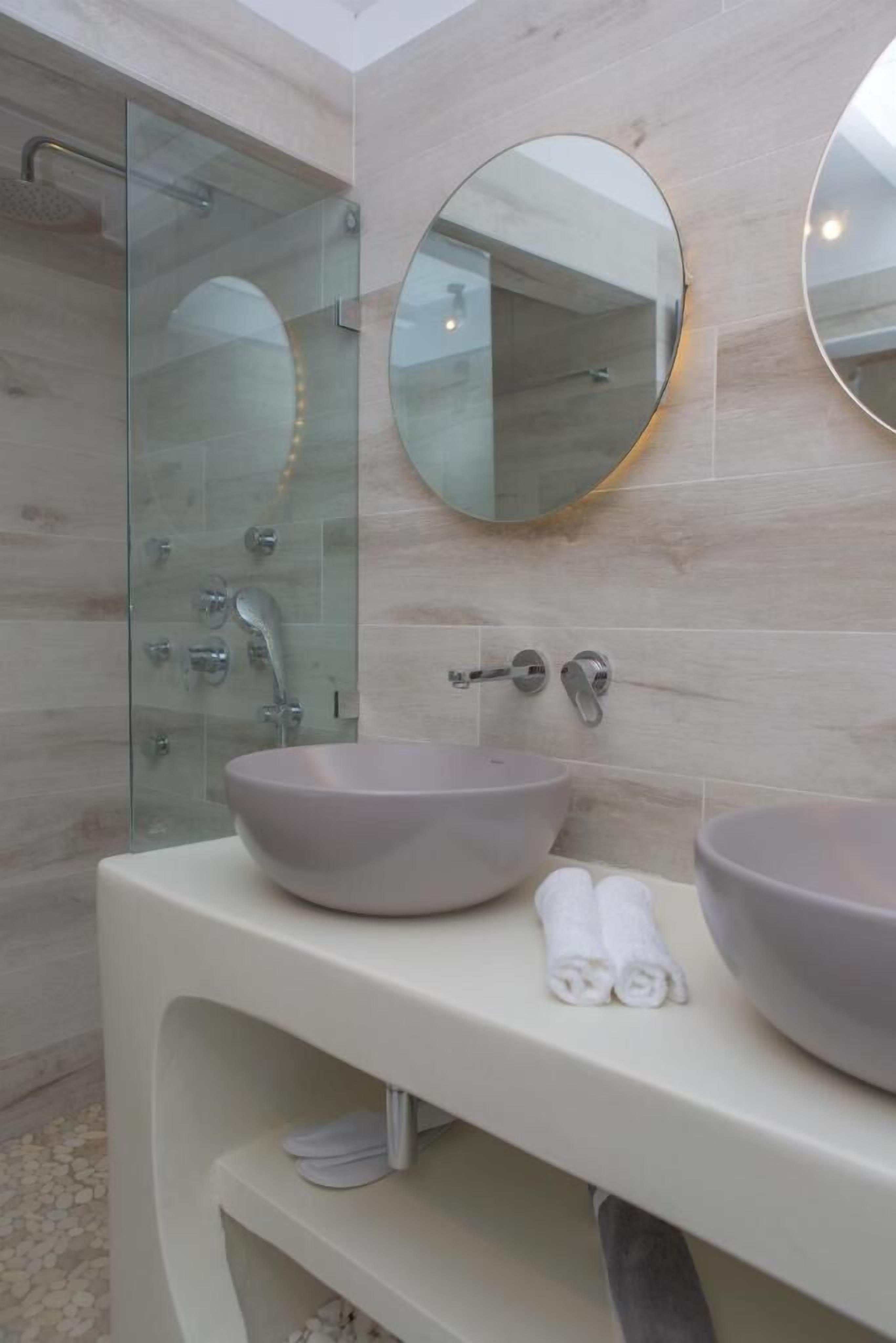 Apartamento Deluxe | Baño | Ducha, secador de pelo, zapatillas y toallas